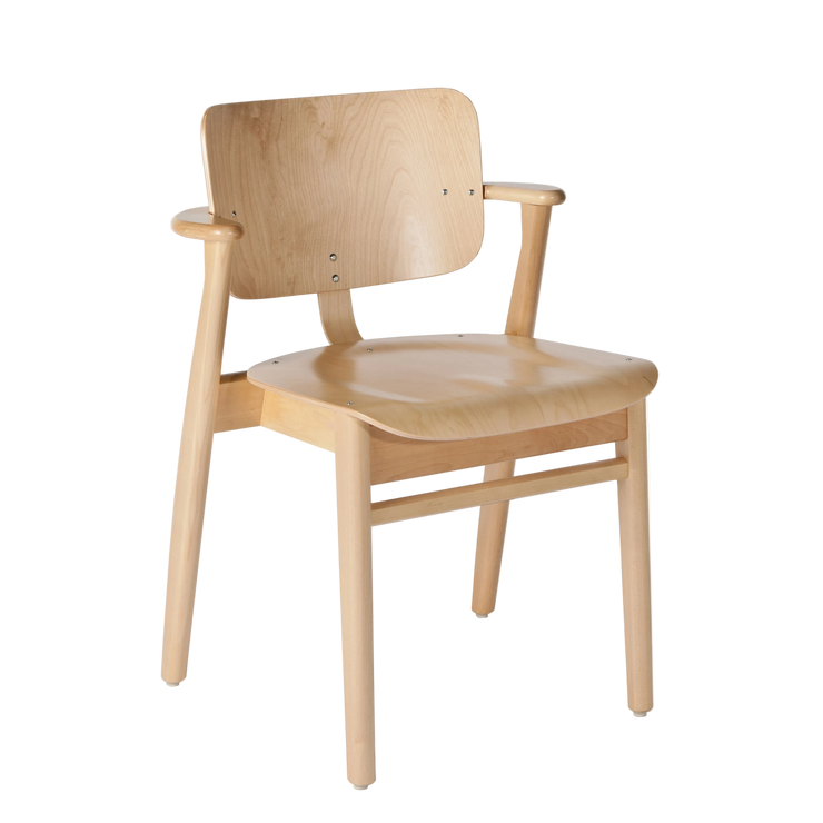 Domus Chair fra Artek uten polstring kommer i fem fine utførelser. Velg mellom klarlakkert naturfarget bjørk, beiset bjørk i honningfarge, valnøttfarge og svart eller klarlakkert naturfarget eik. Her i klarlakkert naturfarget bjørk.
