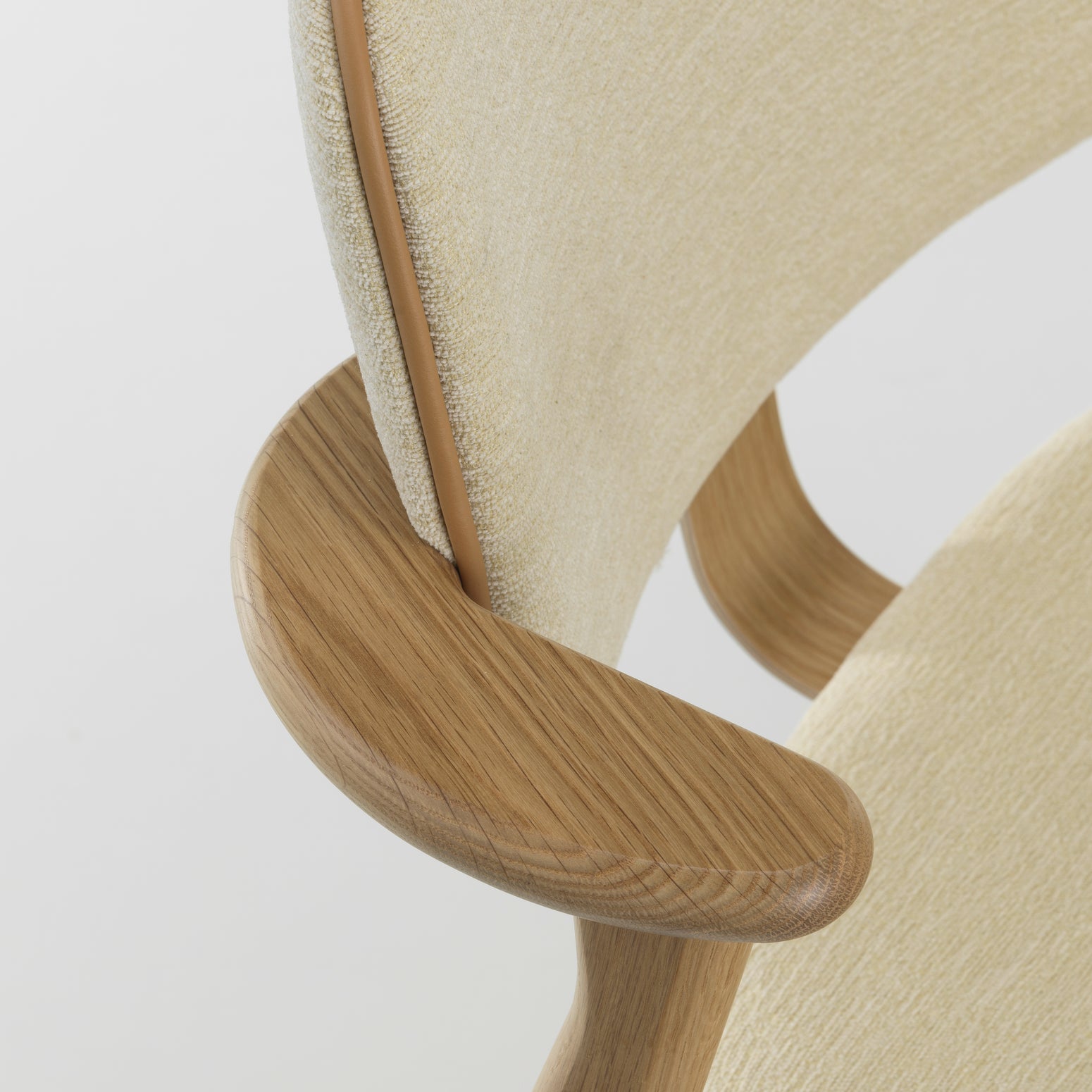 Stolen Domus Chair fra Artek i eik med kremfarget tekstil og kantbise i brunt skinn