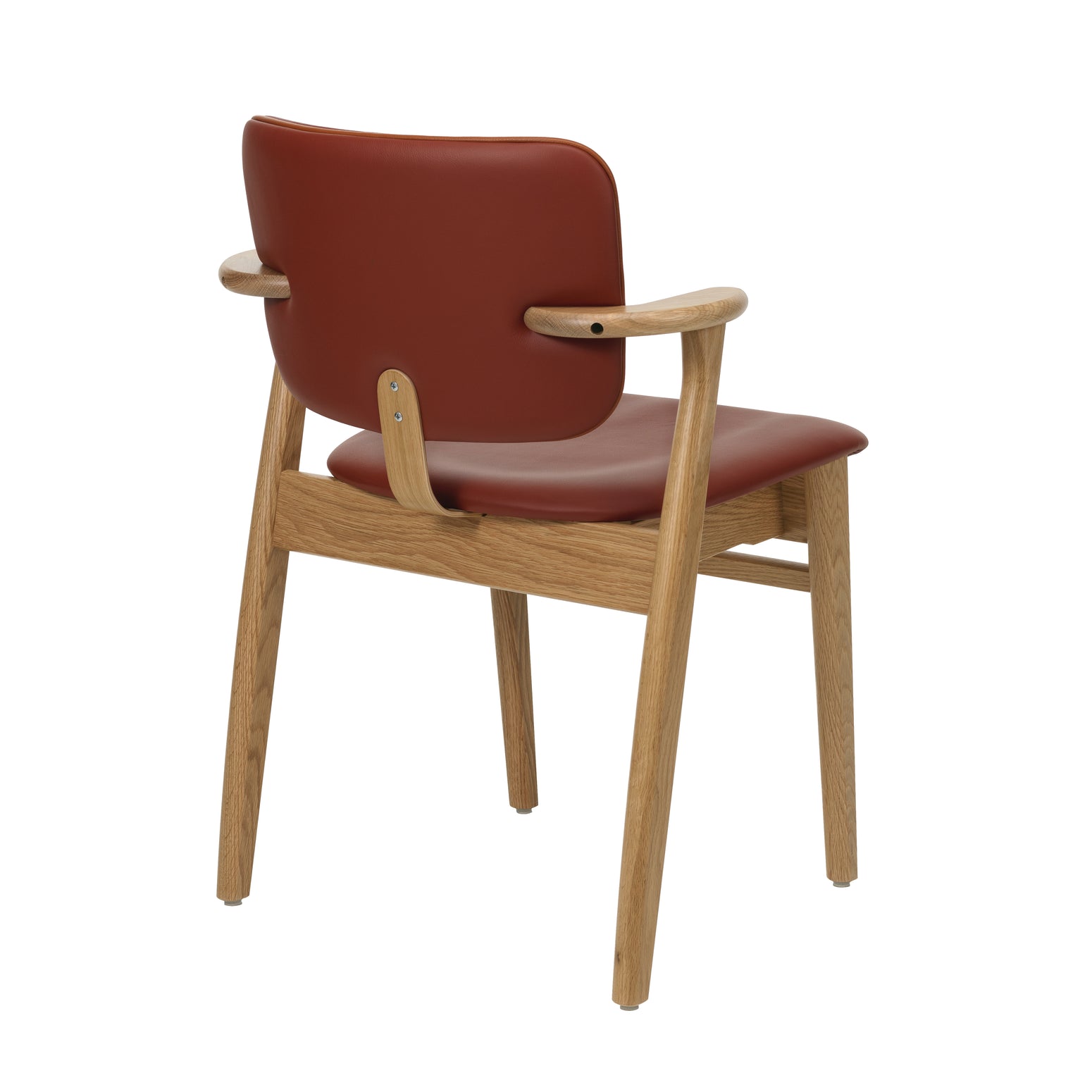 Stolen Domus Chair fra Artek i eik med rødt skinn og konjakkfarget kantbise i skinn
