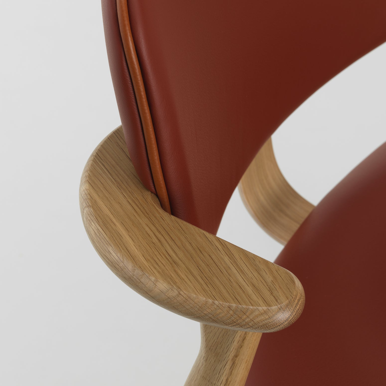Stolen Domus Chair fra Artek i eik med rødt skinn og konjakkfarget kantbise i skinn