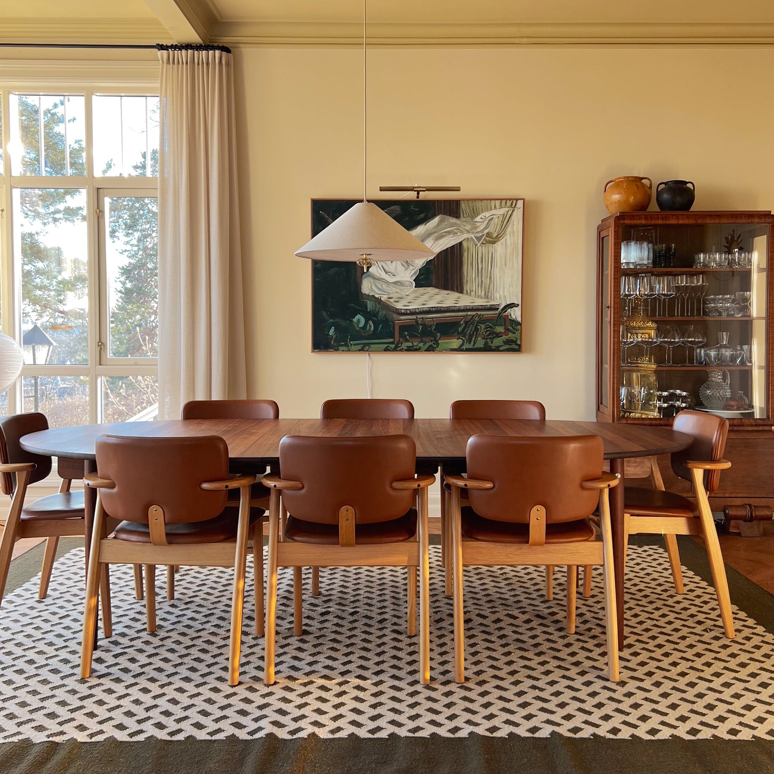 Spisestolen Domus fra Artek i eik og polstring i brun skinn, i OsloDeco-Idas nye hjem, en Jugendvilla fra 1905.