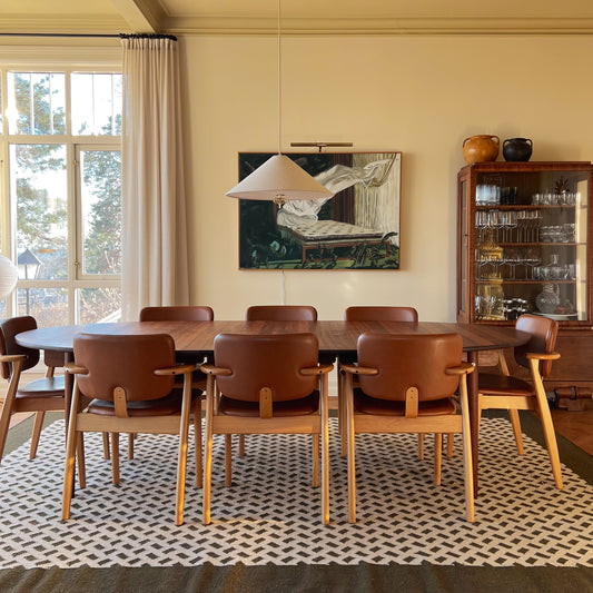 Spisestolen Domus fra Artek i eik og polstring i brun skinn, i OsloDeco-Idas nye hjem, en Jugendvilla fra 1905.