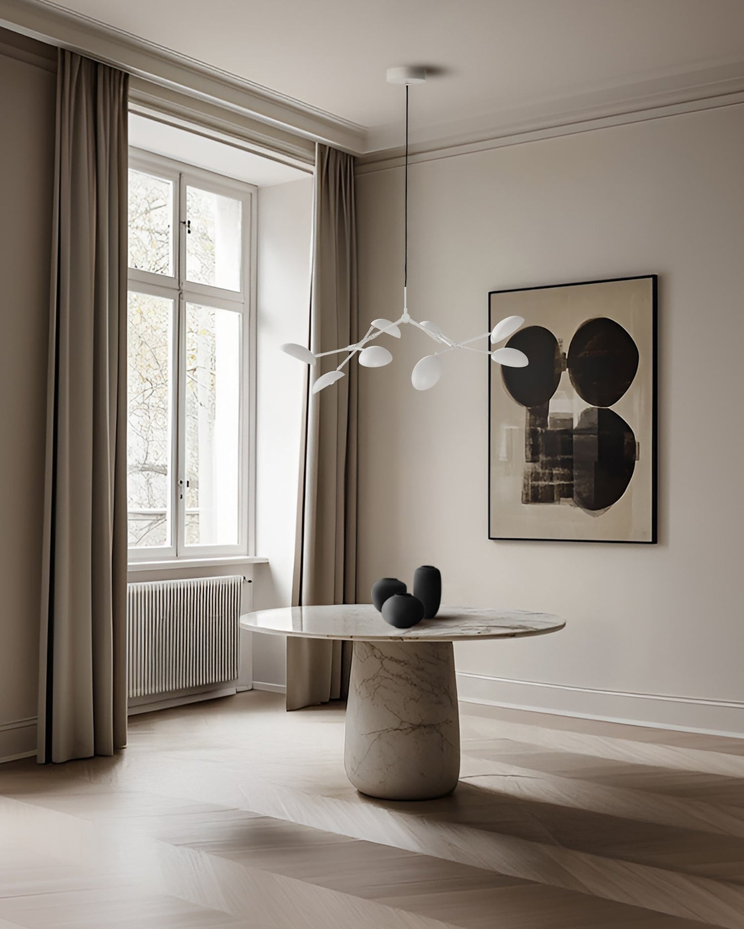 Drop Chandelier Mini fra 101 Copenhagen med matt hvit finish.