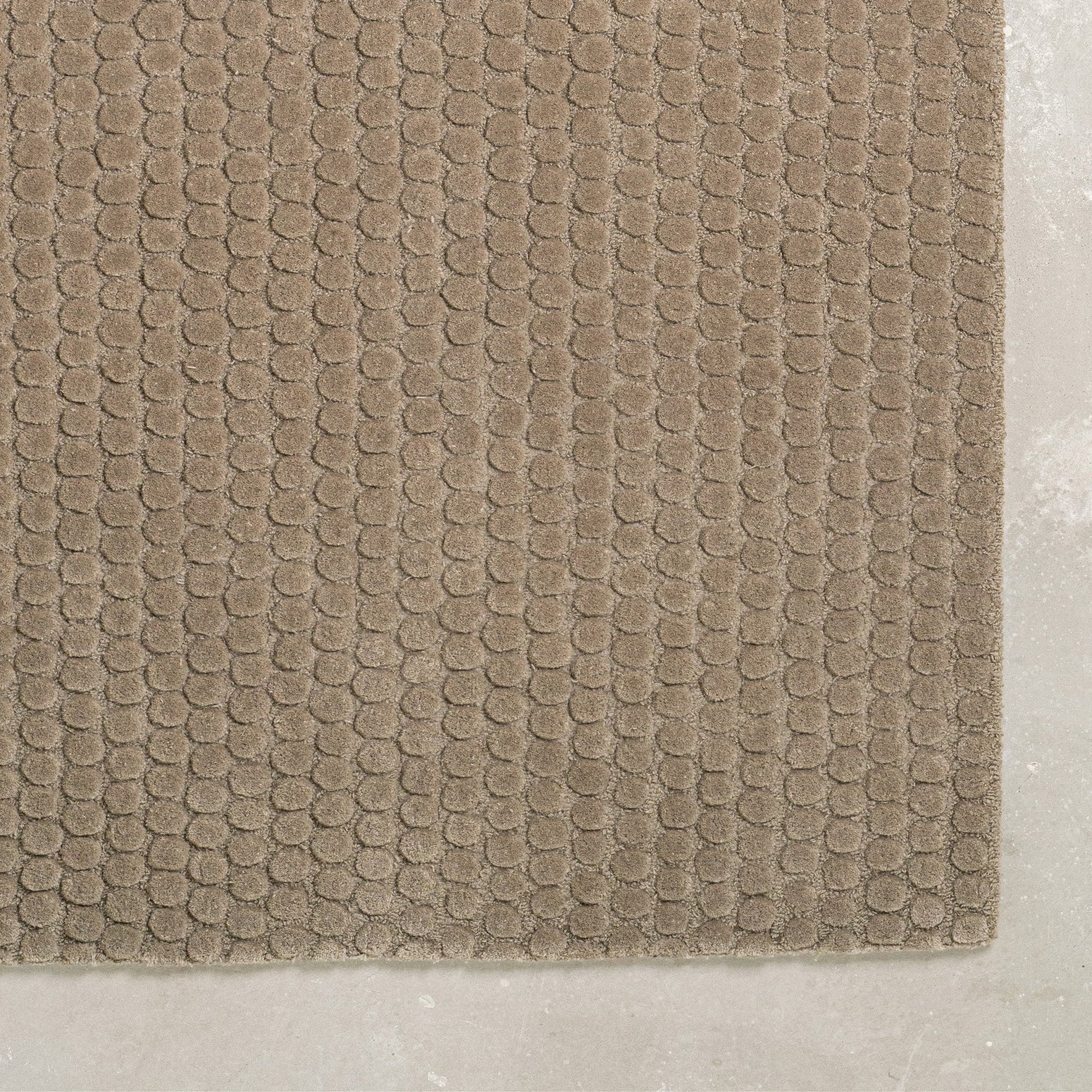 Teppe Drops fra Massimo Copenhagen i beige/ Rocky Grey.
