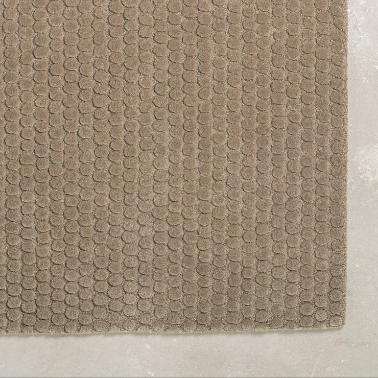 Teppe Drops fra Massimo Copenhagen i beige/ Rocky Grey.