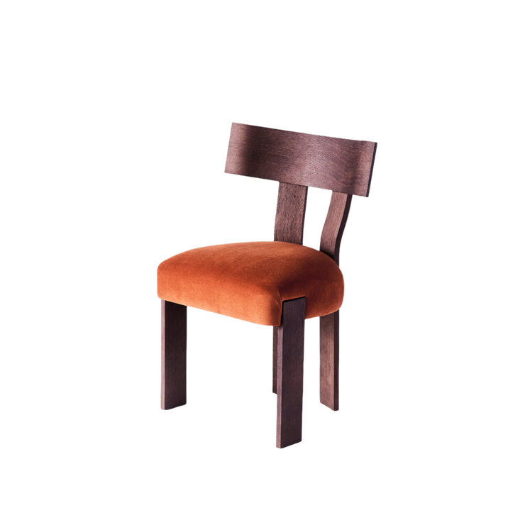 Spisestolen Alba fra Dusty Deco i mørkbeiset mattlakkert eik med polstret sete i en fantastisk matt dyp oransje velur