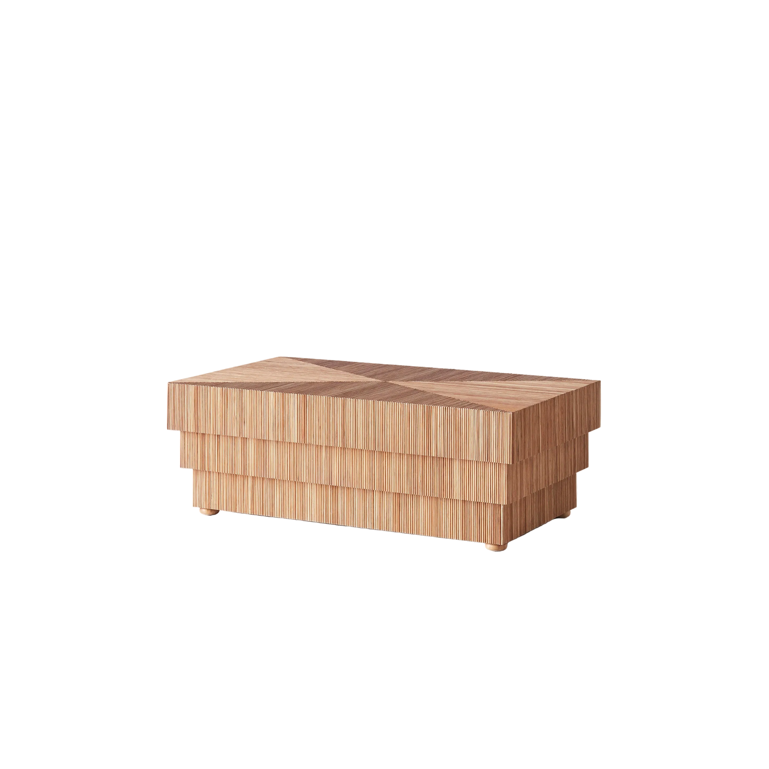 Sofabordet Mikado Coffee Table fra Dusty Deco er et moderne sofabord med vintagepreg. Den unike strukturen er laget av naturlig rotting, der hvert lag varierer litt i størrelse, og bordplaten har et iøynefallende geometrisk mønster – en dynamisk visuell detalj vi liker godt!