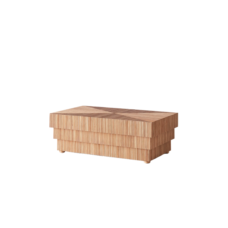 Sofabordet Mikado Coffee Table fra Dusty Deco er et moderne sofabord med vintagepreg. Den unike strukturen er laget av naturlig rotting, der hvert lag varierer litt i størrelse, og bordplaten har et iøynefallende geometrisk mønster – en dynamisk visuell detalj vi liker godt!