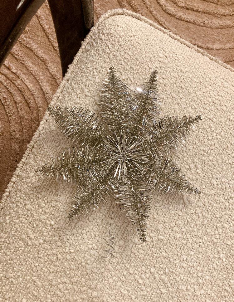 Dette er en sølvfarget funklende vintageinspirert toppstjerne med tinsel. Vi elsker hvordan den oser av nostalgi og reflekterer lyset på en vakker måte! Og vii synes den er ekstra fin i selskap med gamle og antikke julekuler.  