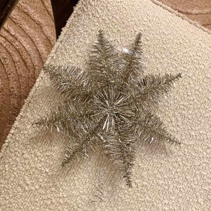 Dette er en sølvfarget funklende vintageinspirert toppstjerne med tinsel. Vi elsker hvordan den oser av nostalgi og reflekterer lyset på en vakker måte! Og vii synes den er ekstra fin i selskap med gamle og antikke julekuler.  