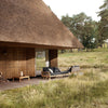 Fotskammelen AH604F Outdoor Lounger Footrest fra Carl Hansen & Søn er designet for å fungere som en forlengelse av solsengen AH604 Outdoor Lounger, men står også godt alene – som et sidebord til en loungestol, eller et lite, fleksibelt bord til uteplassen.