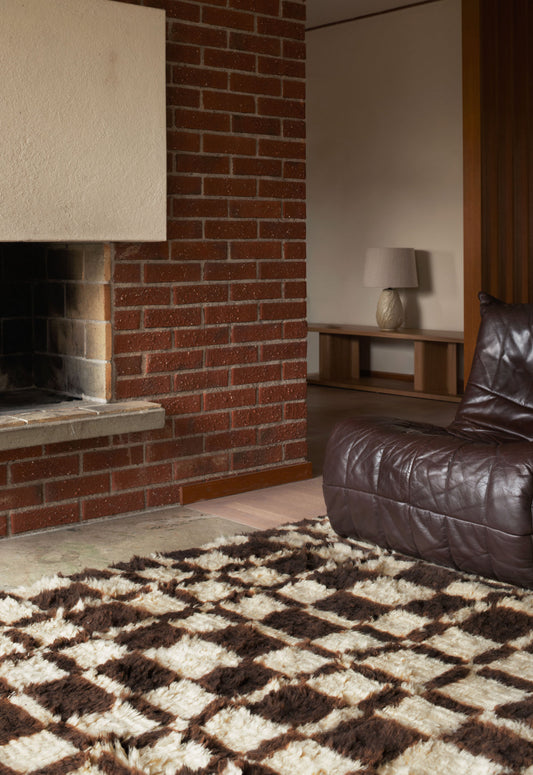 Teppet Shaggy Chestnut fra samarbeidskolleksjonen mellom Layered og Evelina Kroon.