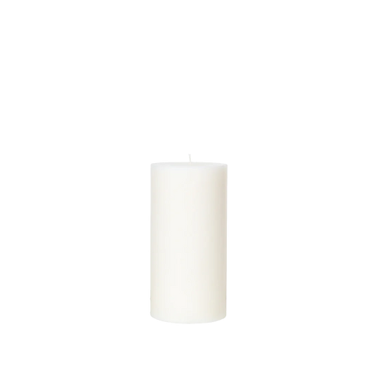 Kubbelys Eco Pillar Candle Pure White fra Broste Copenhagen er et klassisk hvitt kubbelys i ren stearin, Ø10 cm x H20 cm.