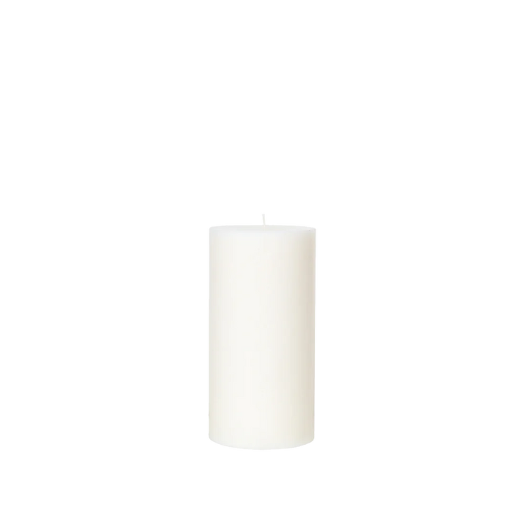 Kubbelys Eco Pillar Candle Pure White fra Broste Copenhagen er et klassisk hvitt kubbelys i ren stearin, Ø10 cm x H20 cm.