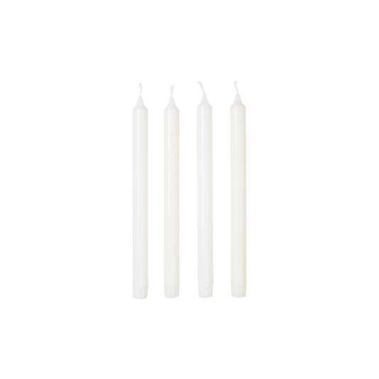 4-pakning med hvite lys: Eco Taper Candle Pure White fra Broste Copenhagen