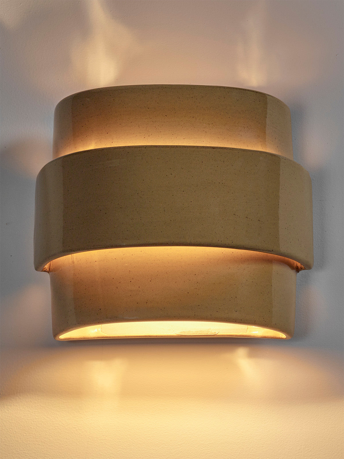 Vegglampe James fra Serax i okergul glasert keramikk