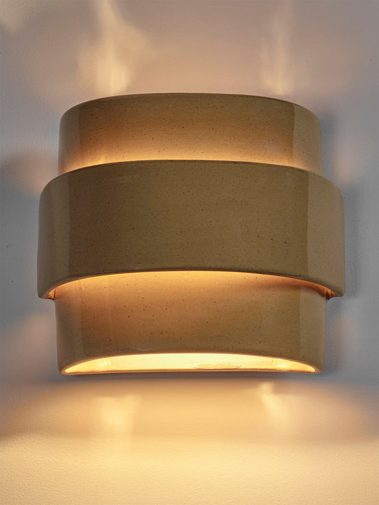 Vegglampe James fra Serax i okergul glasert keramikk