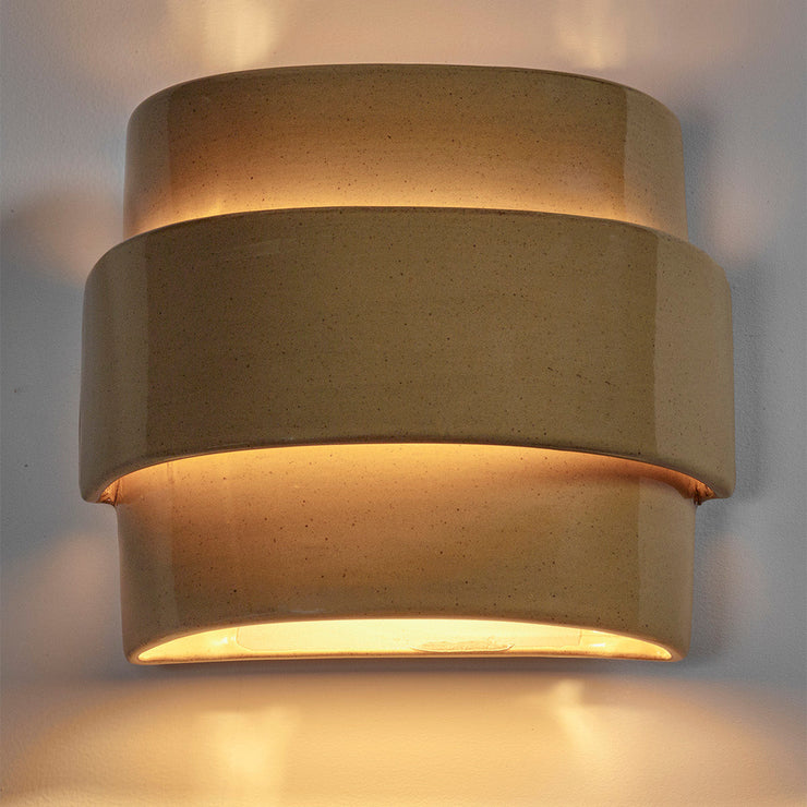 Vegglampe James fra Serax i okergul glasert keramikk