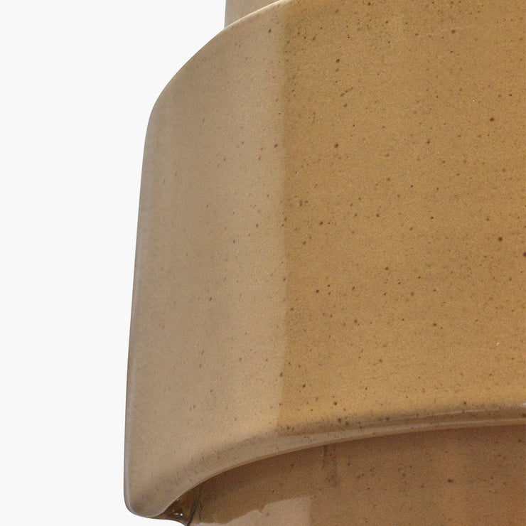 Vegglampe James fra Serax i okergul glasert keramikk