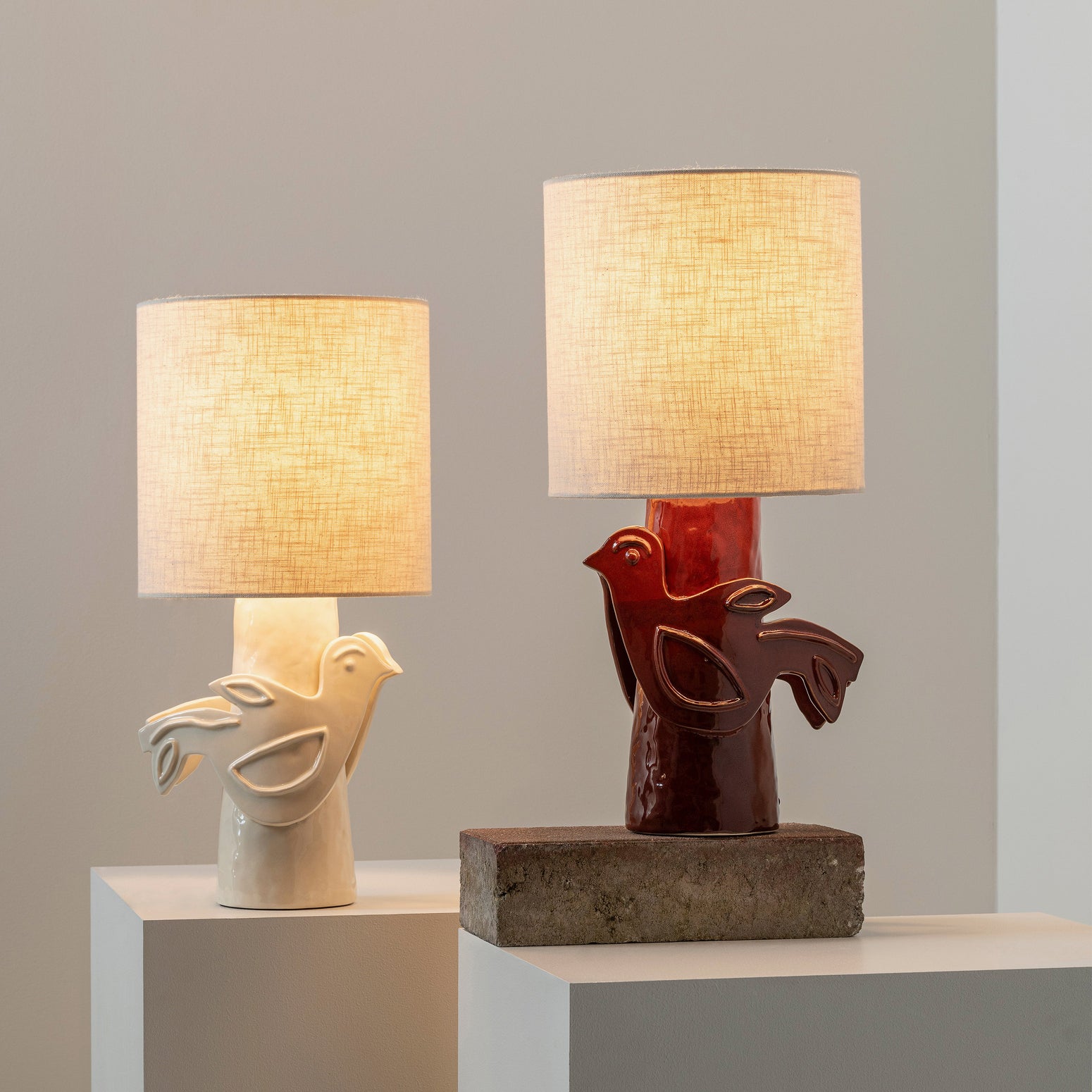 Bordlampe Paloma fra Serax, hvit og rød