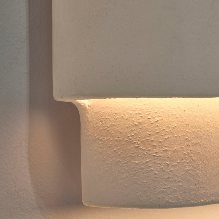 Den lys beige strukturerte overflaten kommer ekstra godt frem når lampen er tent. 