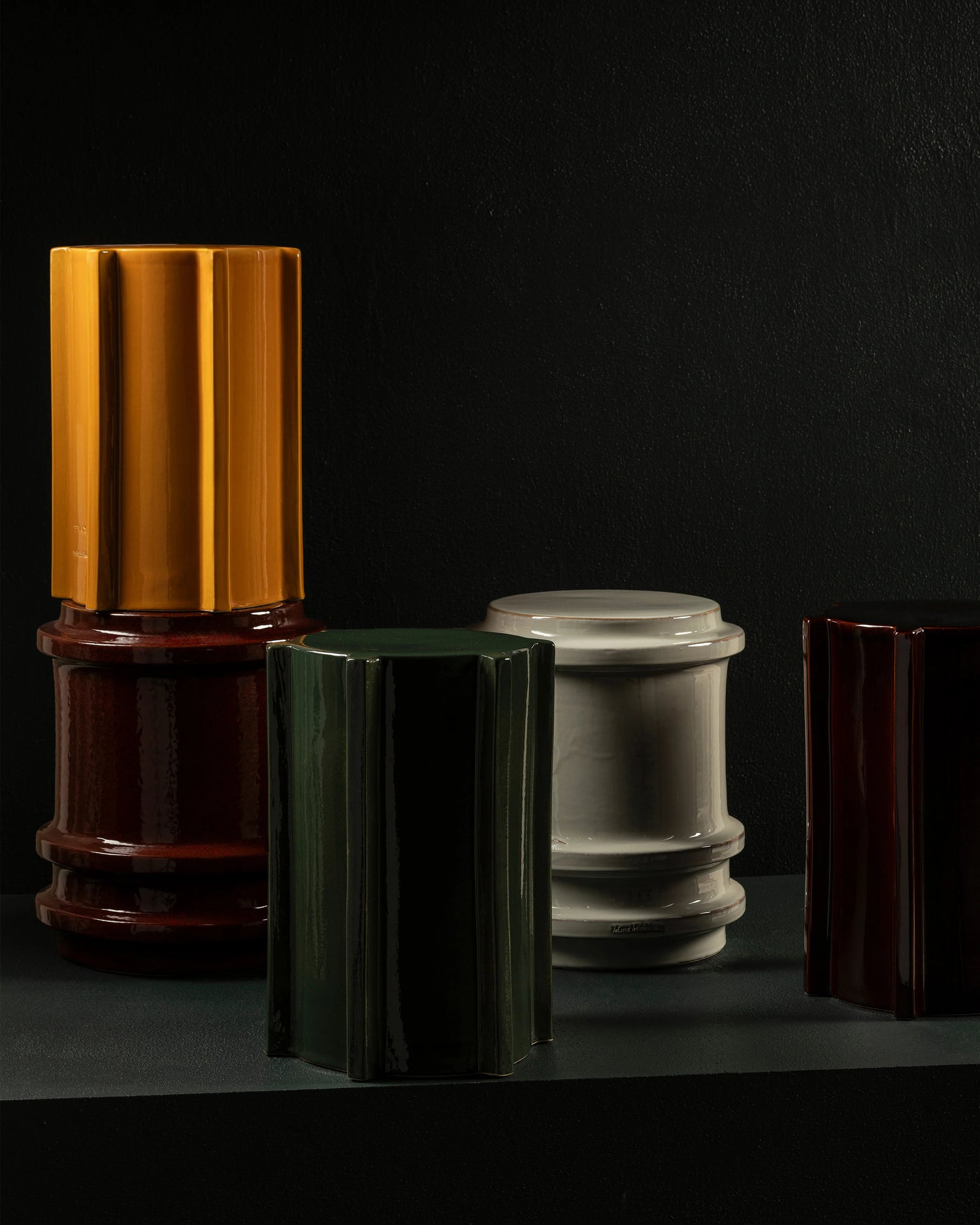 Pawn Geomtrical kommer i tre fine farger: Mørkebrunt (rødlig), mørkegrønt og okergult. Dette er et dekorativt og funksjonelt møbel som kan brukes til så mangt.