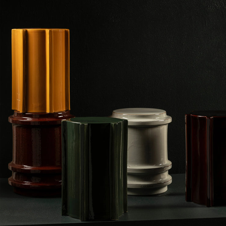 Pawn Geomtrical kommer i tre fine farger: Mørkebrunt (rødlig), mørkegrønt og okergult. Dette er et dekorativt og funksjonelt møbel som kan brukes til så mangt.