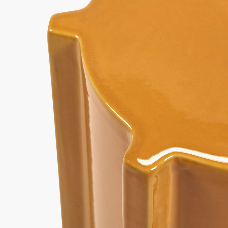 Sidebord Pawn Geometrical fra Serax i okergult