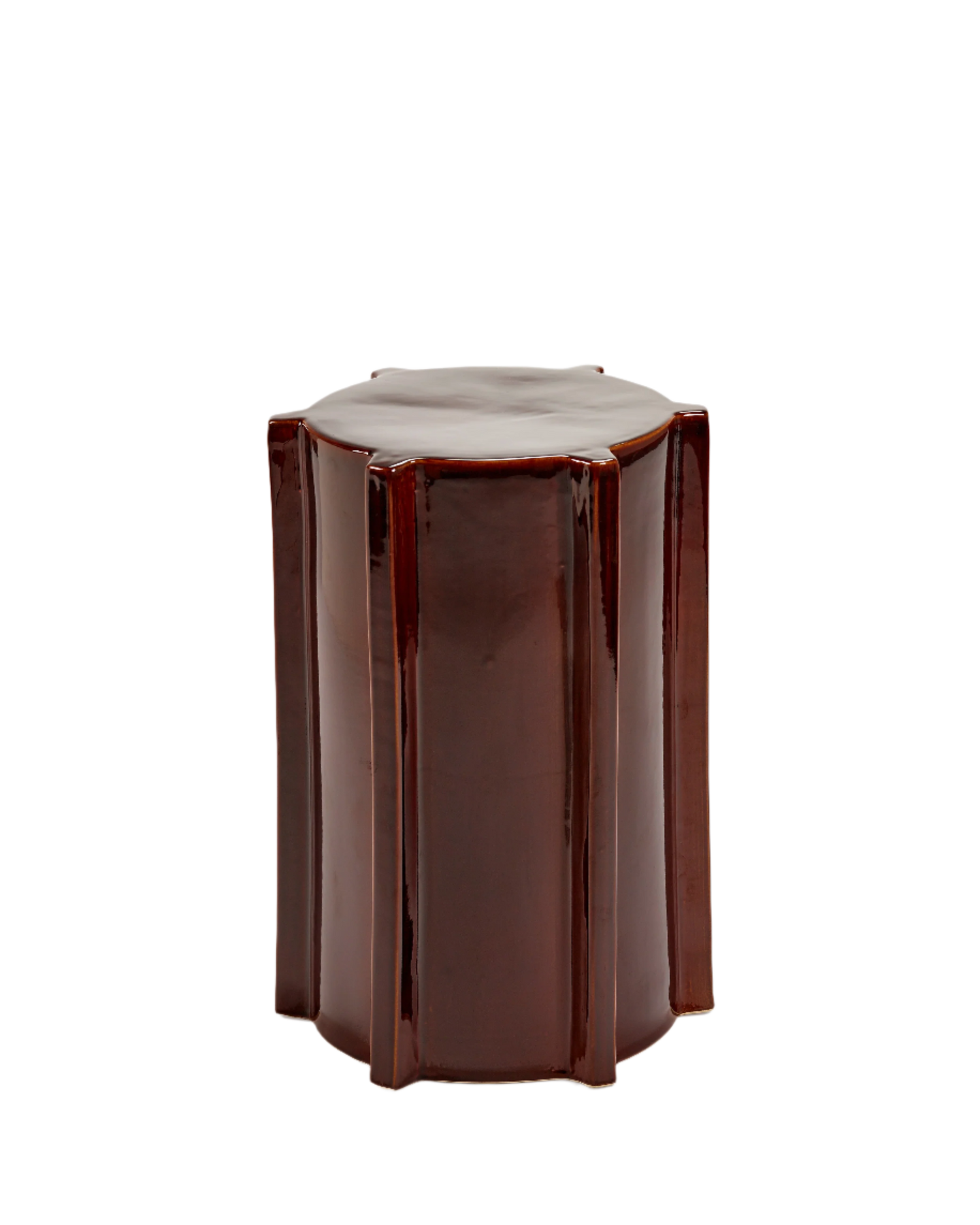 Hva med et vakkert farget sidebord i blank keramikk ved siden av sofaen? Pawn Geometrical fra Serax er et annerledes møbel som forvandler rommet: Et sidebord som også kan brukes som krakk, med en spennende form og et håndlaget uttrykk, laget i glasert keramikk. 