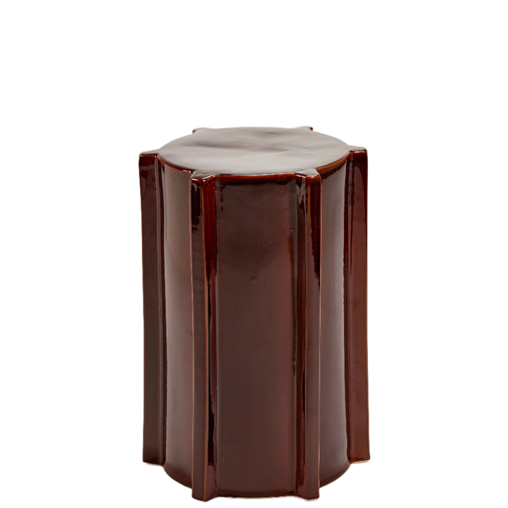 Hva med et vakkert farget sidebord i blank keramikk ved siden av sofaen? Pawn Geometrical fra Serax er et annerledes møbel som forvandler rommet: Et sidebord som også kan brukes som krakk, med en spennende form og et håndlaget uttrykk, laget i glasert keramikk. 