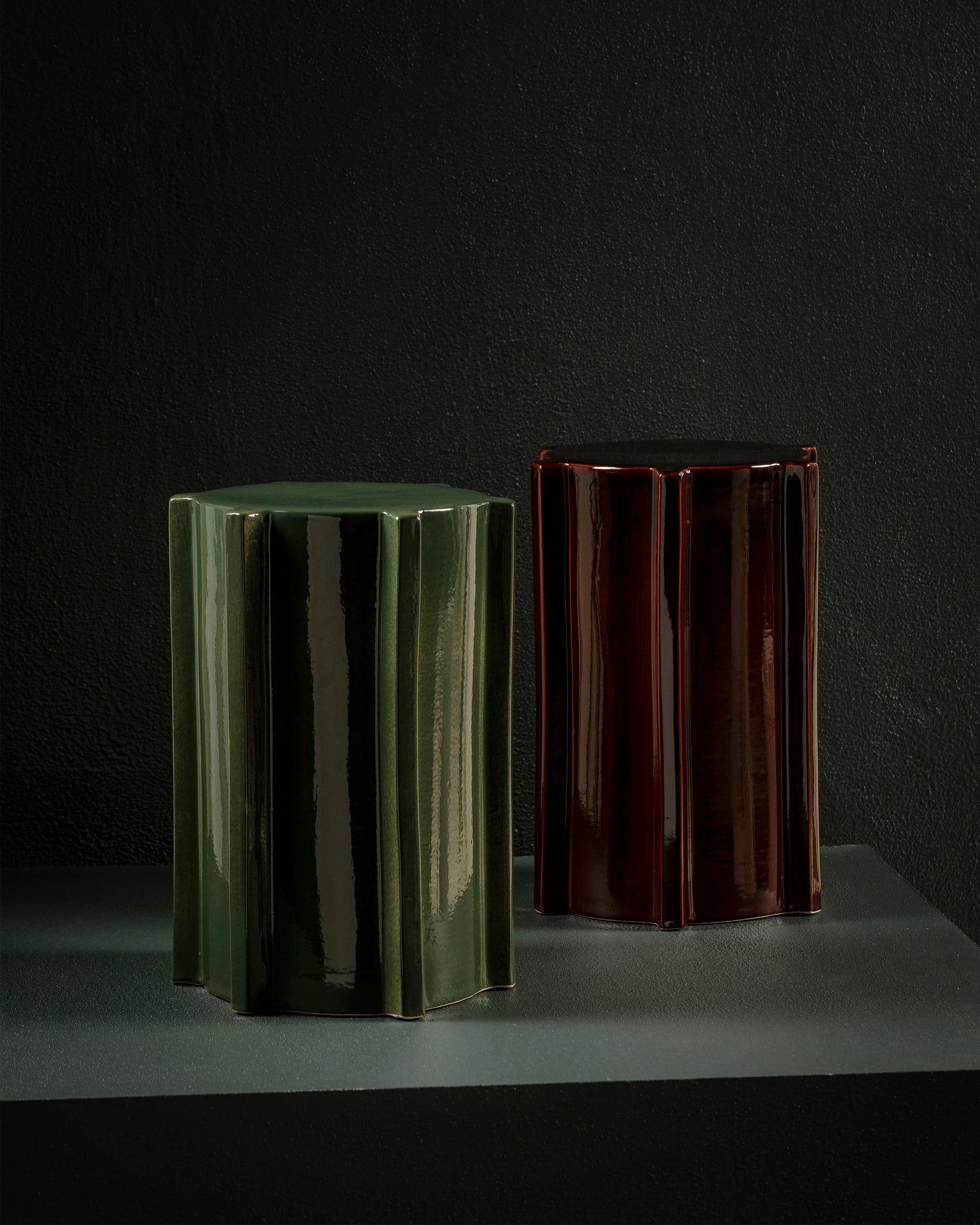 Sidebord Pawn Geometrical fra Serax i mørkegrønt og mørkebrunt (rødlig)