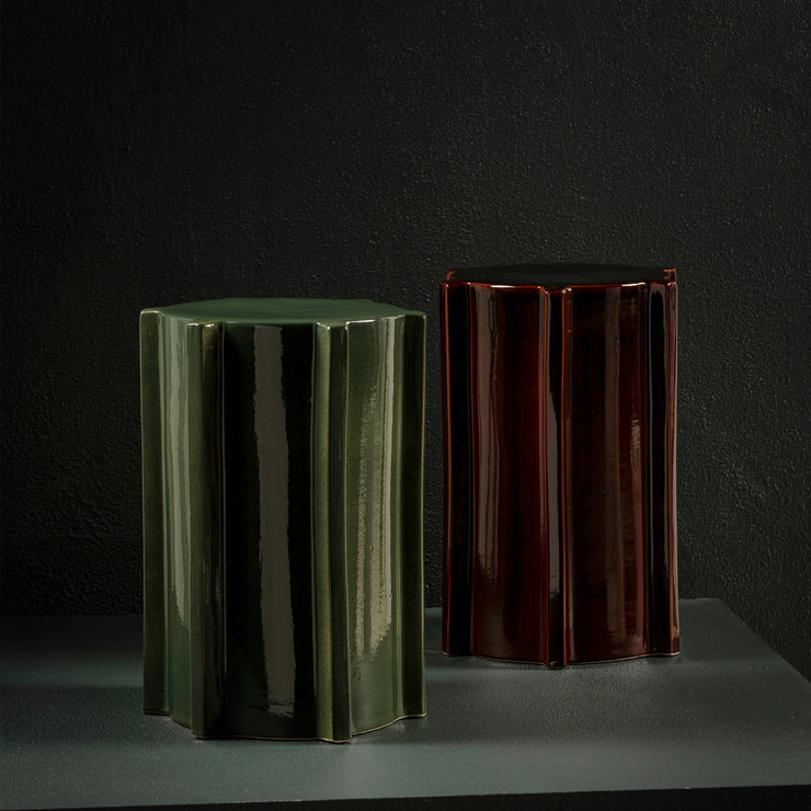 Sidebord Pawn Geometrical fra Serax i mørkegrønt og mørkebrunt (rødlig)