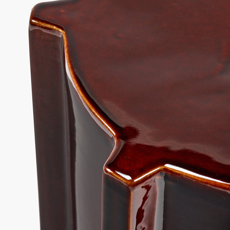 Sidebord Pawn Geometrical fra Serax i mørkebrunt / mørkerødt