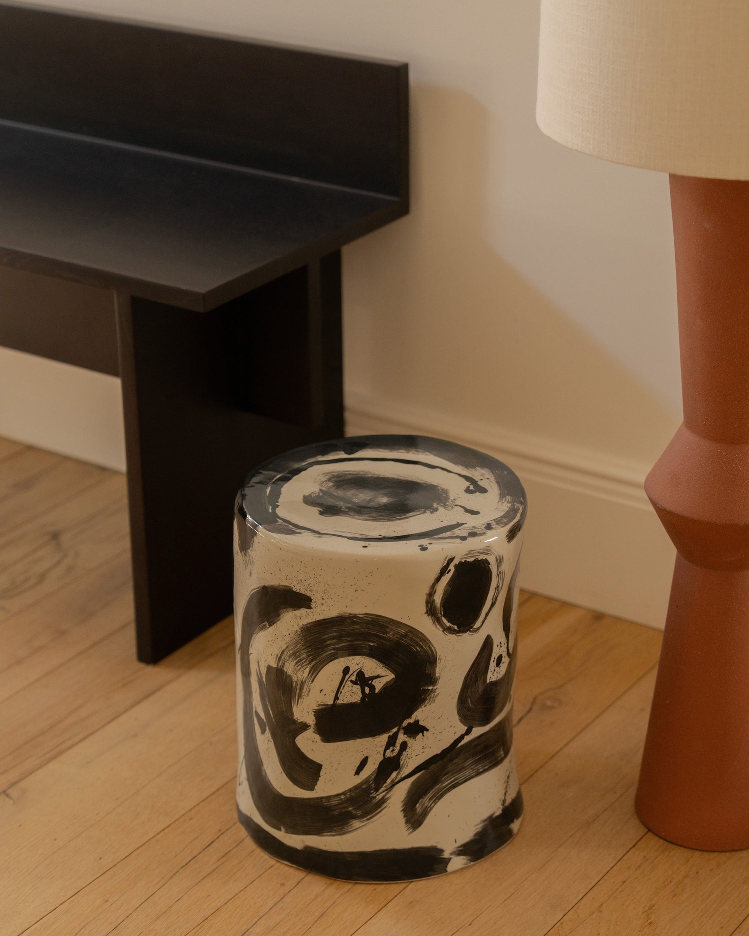 Sidebord Sophia Pawn fra Serax: Et skultpurelt, elegant og litt lekent møbel som tilfører interiøret ditt liv og personlighet.