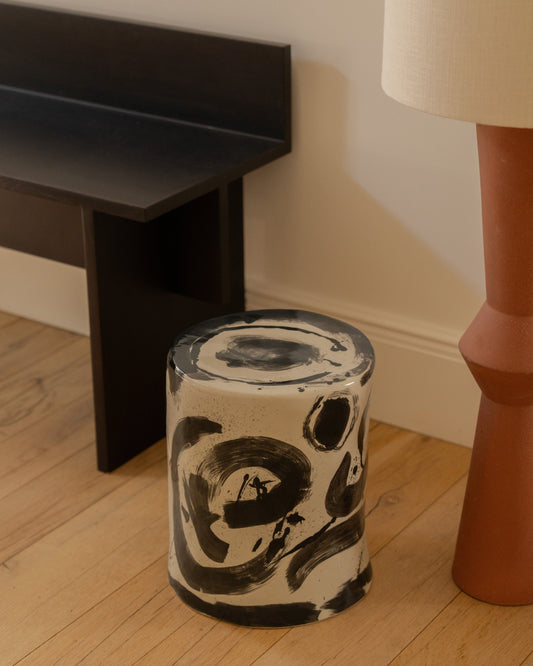 Sidebord Sophia Pawn fra Serax: Et skultpurelt, elegant og litt lekent møbel som tilfører interiøret ditt liv og personlighet.