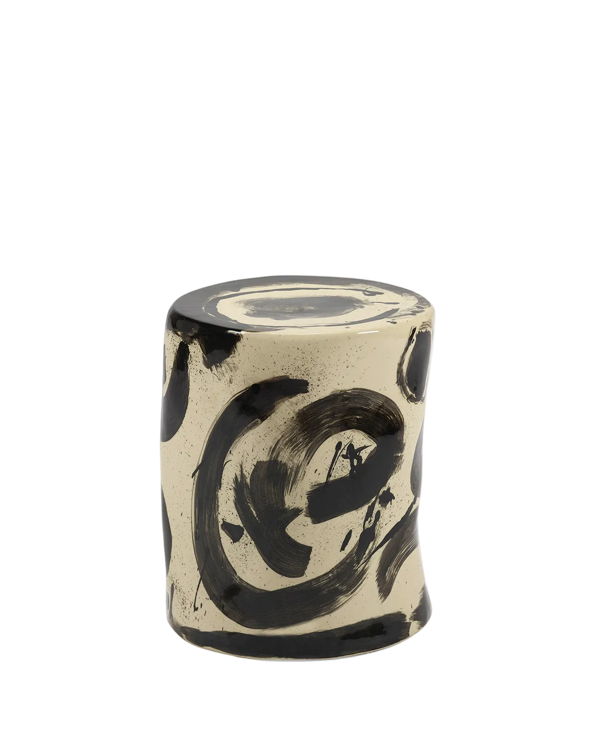 Sophia Pawn fra Serax, designet av Marie Michielssen, er et annerledes møbel som forvandler rommet: Et sidebord med enkel form og håndlaget uttrykk, laget i glasert keramikk – dekorert med brede svarte penselstrøk i et abstrakt motiv.