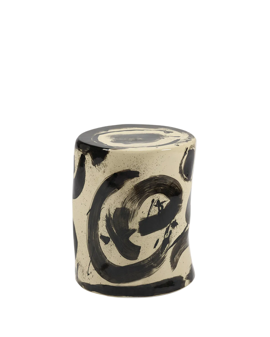 Sophia Pawn fra Serax, designet av Marie Michielssen, er et annerledes møbel som forvandler rommet: Et sidebord med enkel form og håndlaget uttrykk, laget i glasert keramikk – dekorert med brede svarte penselstrøk i et abstrakt motiv.