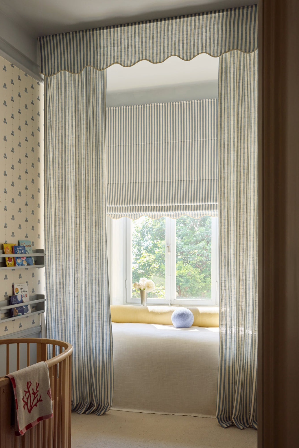 Mørkleggende liftgardin vevd lin Scallop Edge Stripe i fargen dueblå/ Dove Blue fra Gotain. Match med lange gardiner og en gardinkappe for et ekstra spennende og sofistikert uttrykk.