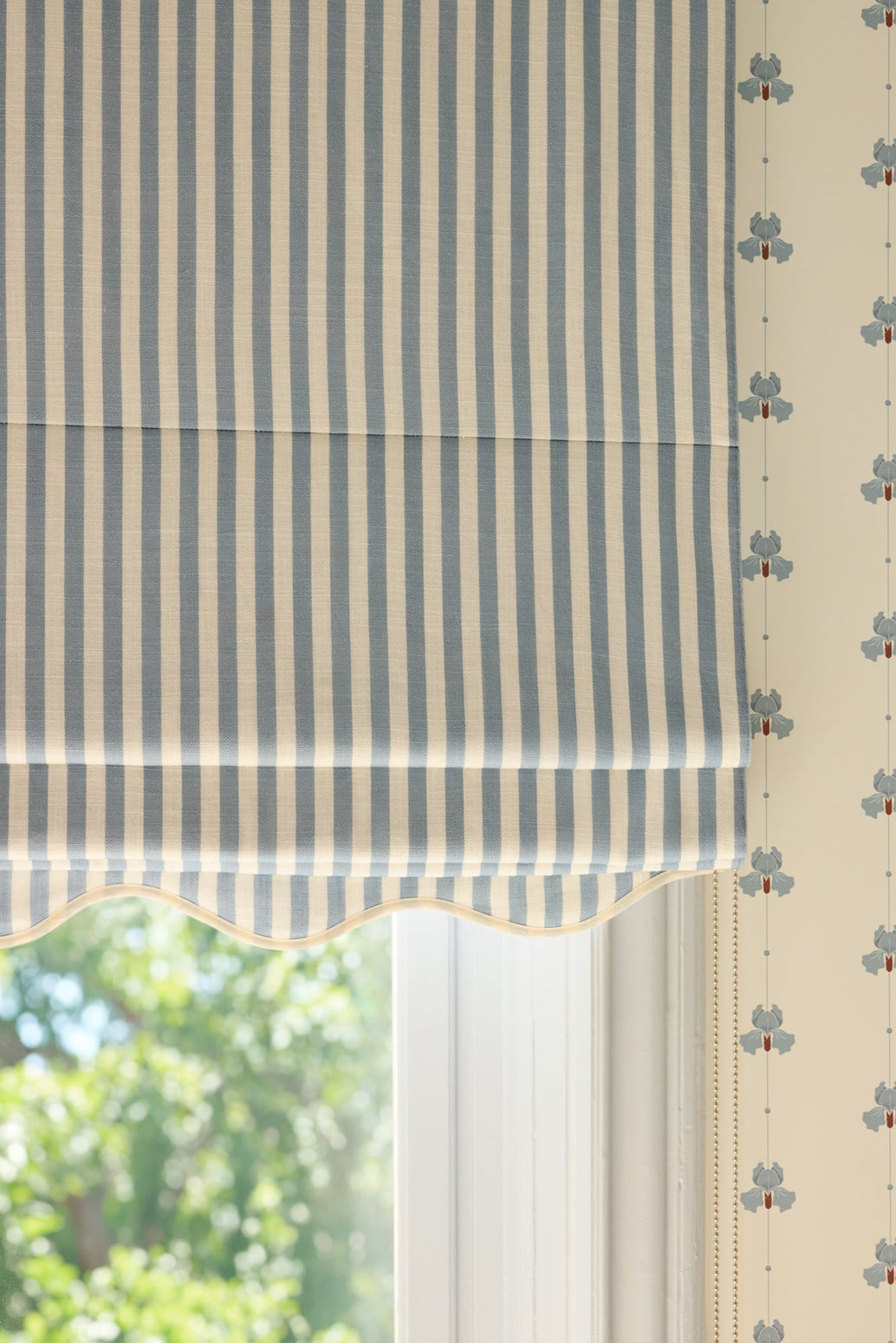 Mørkleggende liftgardin vevd lin Scallop Edge Stripe i fargen dueblå/ Dove Blue fra Gotain. 