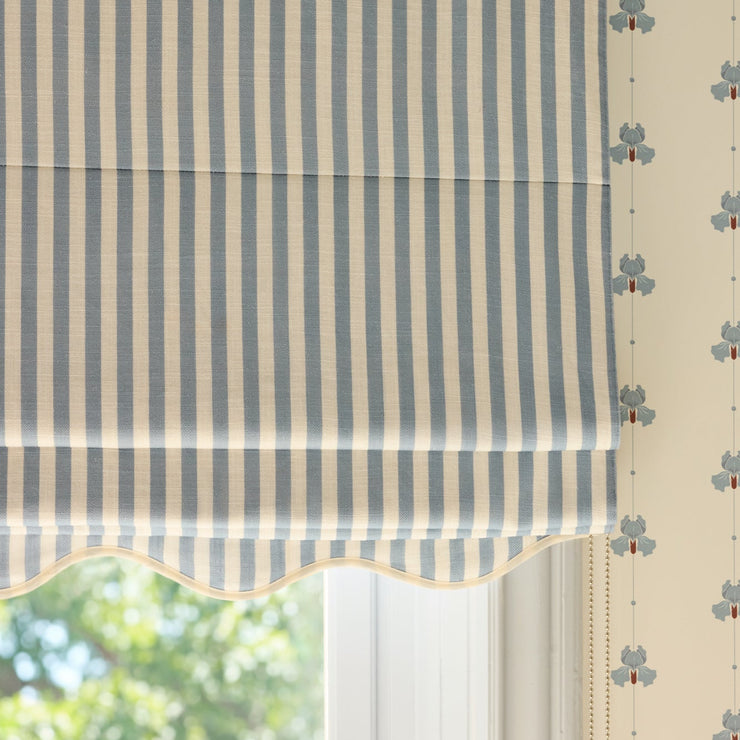 Mørkleggende liftgardin vevd lin Scallop Edge Stripe i fargen dueblå/ Dove Blue fra Gotain. 