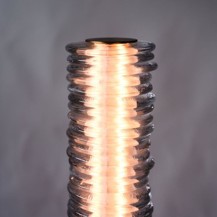 Refleksjonen av lampen avgir et behagelig og stemningsfullt lys.  Lyskilden er integrert. Lampen kan også dimmes!