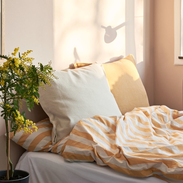 Få det fint – enkelt! Putene Plica fra Hay er superfine i sengen, i sofaen og dagsengen – overalt hvor det er deilig med litt ekstra komfort! Putene kommer i flere ulike typer tekstiler, alle i nøytrale toner og med fine strukturer.