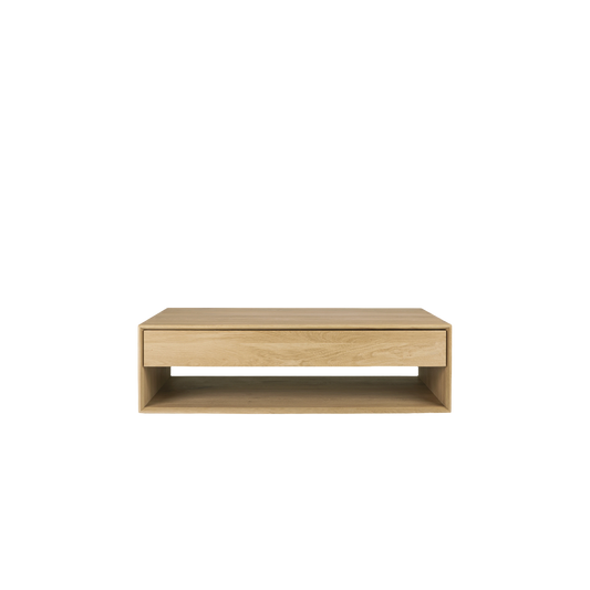 Sofabordet Nordic Coffee Table fra Ethnicraft i heltre eik er renskårent i designet, akkurat passe romslig i størrelse – og praktisk!
