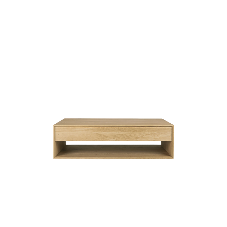 Sofabordet Nordic Coffee Table fra Ethnicraft i heltre eik er renskårent i designet, akkurat passe romslig i størrelse – og praktisk!
