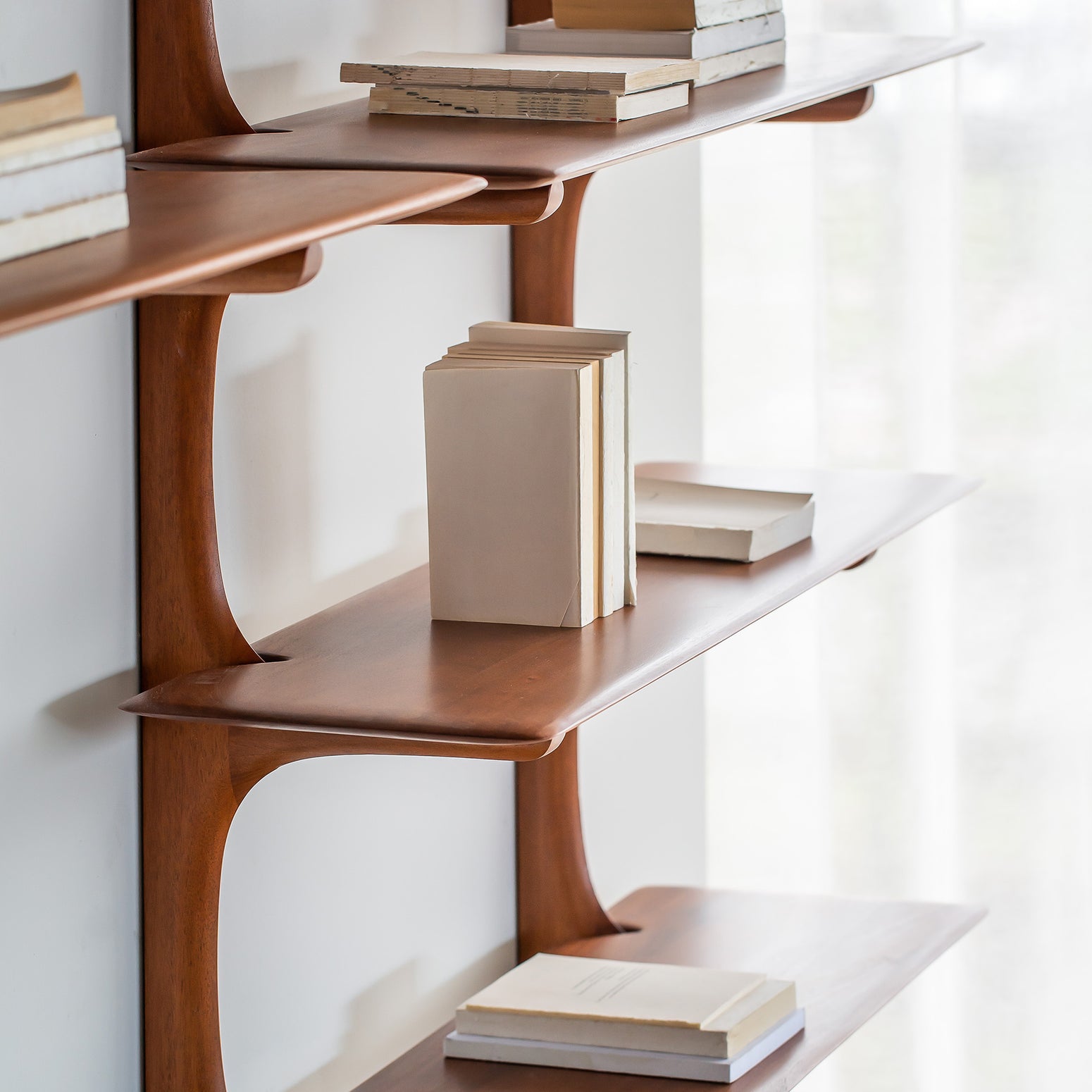 Vegghengt hylle Pl Wall Shelf fra Ethnicraft, i heltre mahogni