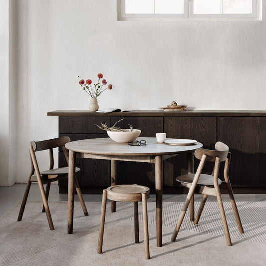 Med det runde spisebordet Expand Dining Table Circular fra Northern blir det enkelt å samle familie og venner rundt bordet – og få plass til enda flere gjester ved behov!