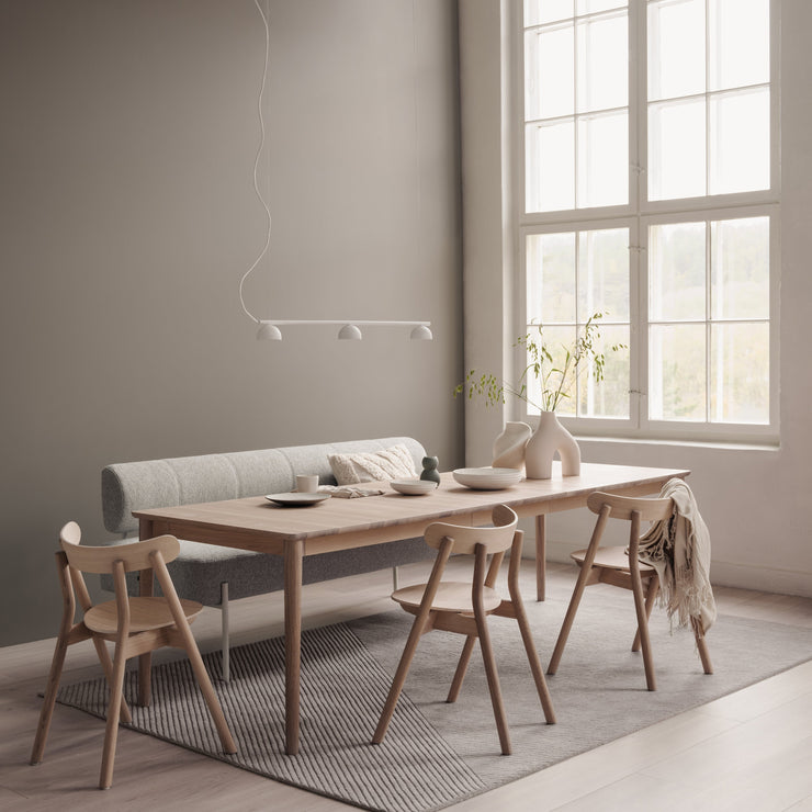 Med spisebordet Expand Dining Table fra Northern blir det enkelt å samle familie og venner rundt bordet – og få plass til enda flere gjester ved behov!