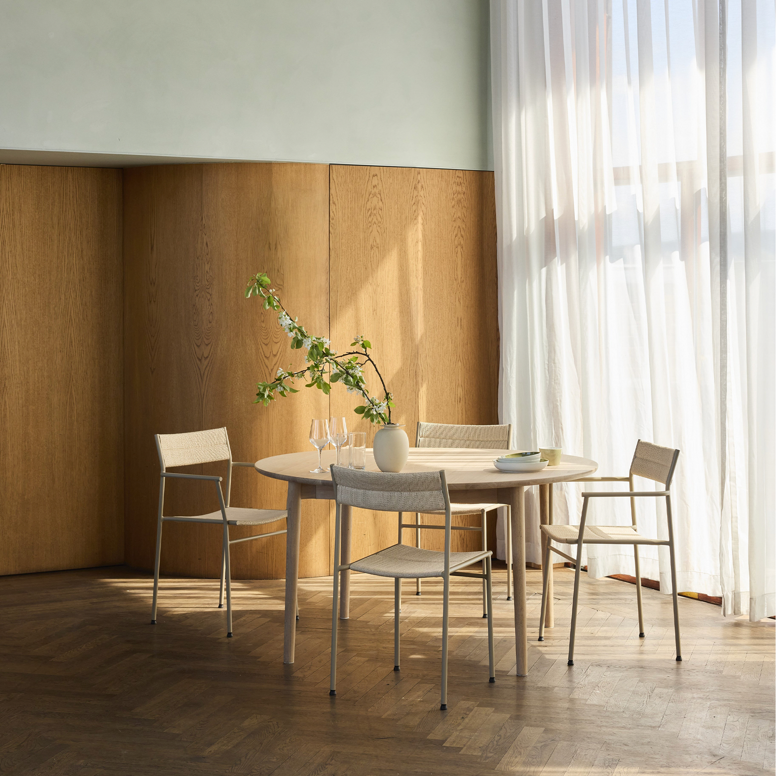 Spisebord Expand Dining Table Circular Ø140 cmi lysolje eik / Light Oiled Oak fra Northern.