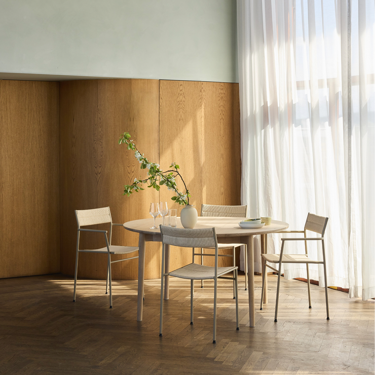 Spisebord Expand Dining Table Circular Ø140 cmi lysolje eik / Light Oiled Oak fra Northern.