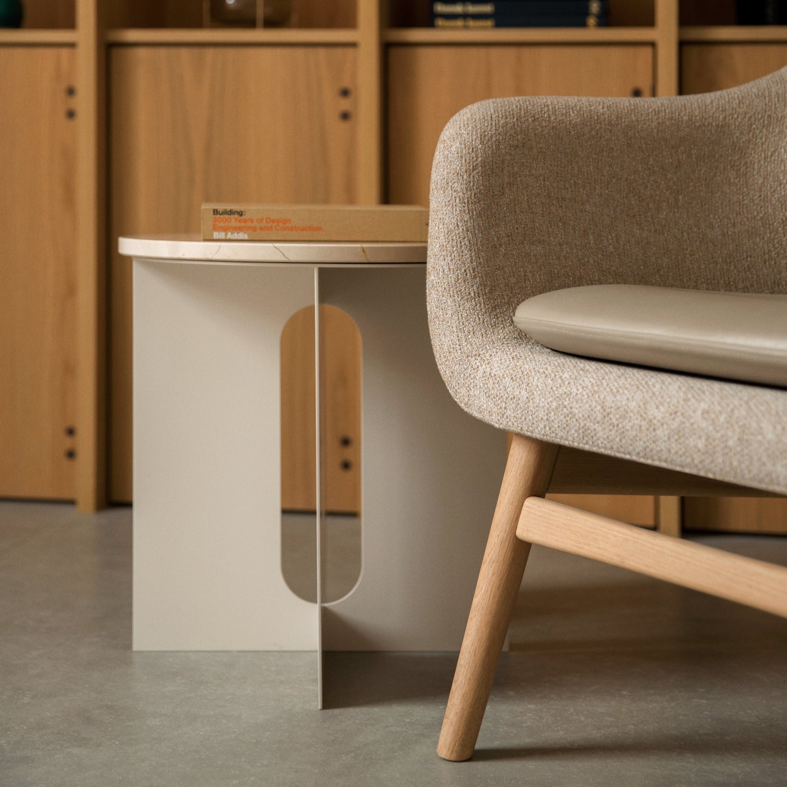 Sidebord Androgyne Side Table Ø40 cm fra Audo Copenhagen med hvitt understell og bordplate i beige/ Crystal Rose Marble.